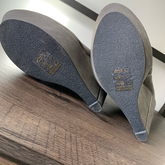 Shoe Dazzle Grey Ankle Booties with Wedge Heel - Picture 5 of 7